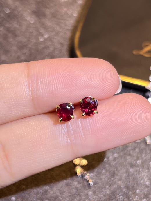 420009 莫桑比克天然无烧鸽血红红宝石耳钉 主石0.95克拉，18K金镶钻石66颗0.18ct，总重2.76克，裸石尺寸：4.98x4.30mm，整体：4.98x53.02mm，超值价：9680 商品图5