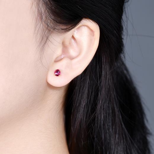 420009 莫桑比克天然无烧鸽血红红宝石耳钉 主石0.95克拉，18K金镶钻石66颗0.18ct，总重2.76克，裸石尺寸：4.98x4.30mm，整体：4.98x53.02mm，超值价：9680 商品图7