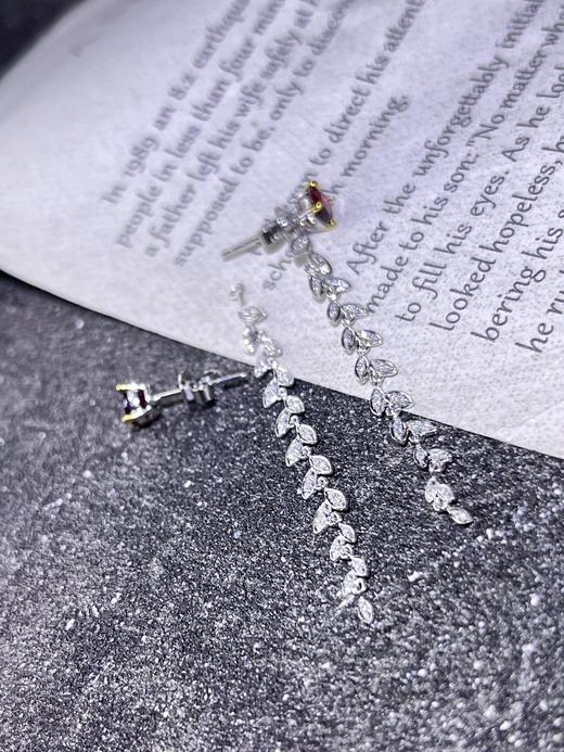 420009 莫桑比克天然无烧鸽血红红宝石耳钉 主石0.95克拉，18K金镶钻石66颗0.18ct，总重2.76克，裸石尺寸：4.98x4.30mm，整体：4.98x53.02mm，超值价：9680 商品图4