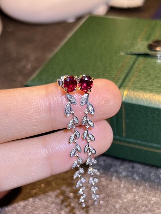 420009 莫桑比克天然无烧鸽血红红宝石耳钉 主石0.95克拉，18K金镶钻石66颗0.18ct，总重2.76克，裸石尺寸：4.98x4.30mm，整体：4.98x53.02mm，超值价：9680 商品图1