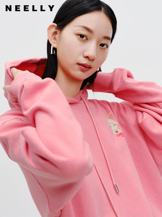 NEELLY纳俪商场同款粉色连帽卫衣秋季新款显瘦长袖休闲套头上衣女N23082J01110 商品图3