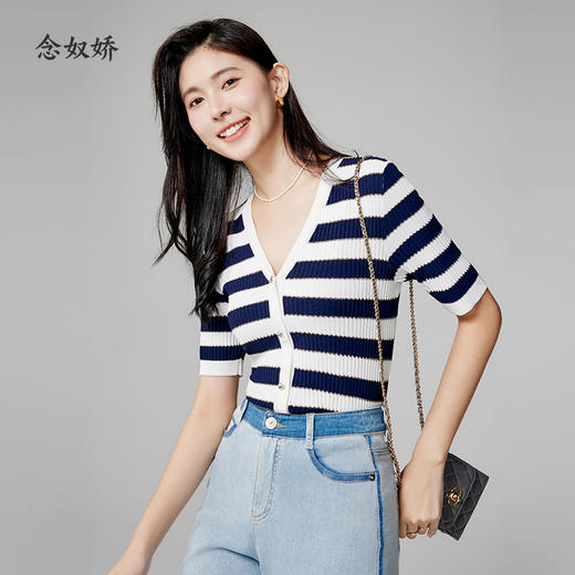 【商场同款】CNK4381   宽条纹黏胶锦纶 藏蓝色条纹 V领针织衫 商品图9