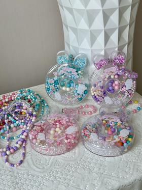 【小卷毛】甜甜圈炫彩DIY礼盒，打造属于自己的小首饰✅培养动手创造力，提高审美时尚感 ✅环保塑料材质✅可爱糖果色系，热烈而缤纷✅附赠小兔子收纳盒，可以制作出3条项链➕3条手链。