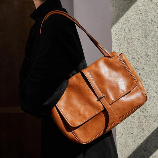 裘真牛皮包女复古真皮包通勤包单肩小众托特包大容量邮差包女斜挎 商品图3