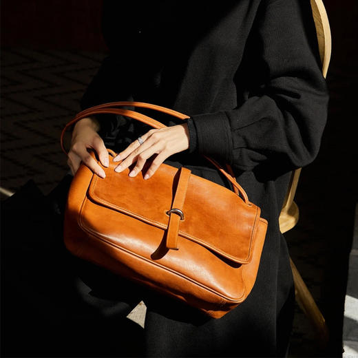 裘真牛皮包女复古真皮包通勤包单肩小众托特包大容量邮差包女斜挎 商品图2