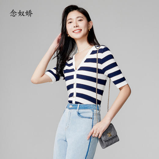 【商场同款】CNK4381   宽条纹黏胶锦纶 藏蓝色条纹 V领针织衫 商品图10