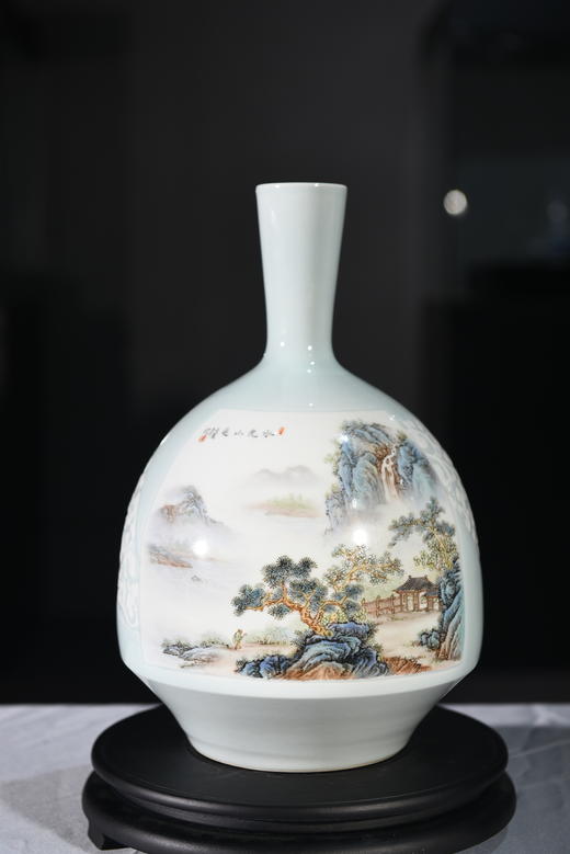 粉彩双面开窗水光山色赏瓶 商品图0