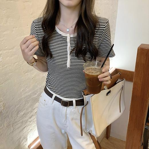 【百搭正肩条纹T恤】港风复古撞色条纹T恤，纽扣半开领设计，时尚百搭。紧身短袖上衣，展现女性迷人身材。夏季必备单品，让你时尚舒适。 商品图2