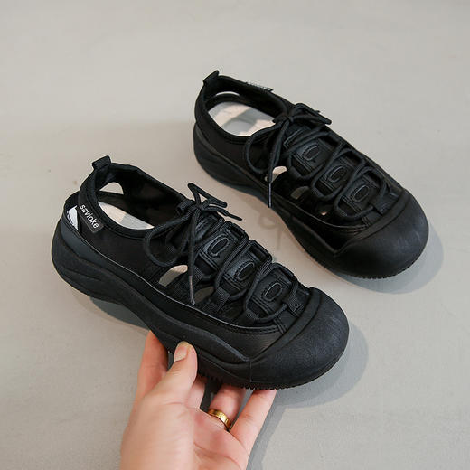 夏日必备【清爽配色 舒适厚底】镂空设半托设计，更符合女性足部曲线。透气舒适，平底设计，让你走路更自在。尽情享受夏日时光 商品图1