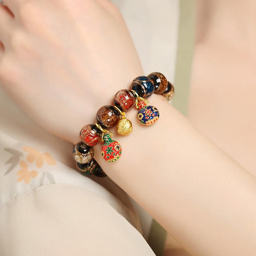 【千年珠宝和栖霞寺联名手串 金陵古法技艺而成】千年珠宝联名栖霞寺吞金兽香灰琉璃手串 珠子圆润饱满 触手温润 款式新颖 时尚百搭 商品图3