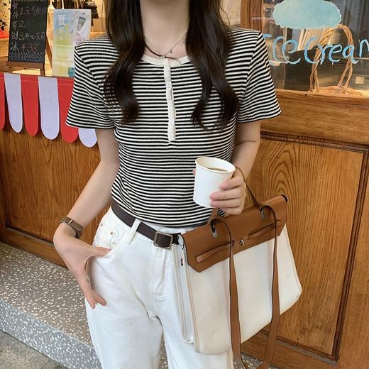 【百搭正肩条纹T恤】港风复古撞色条纹T恤，纽扣半开领设计，时尚百搭。紧身短袖上衣，展现女性迷人身材。夏季必备单品，让你时尚舒适。 商品图3