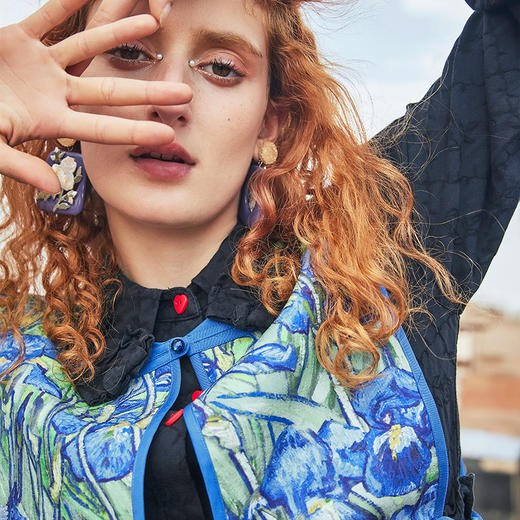 两三事梵高艺术时空要塞 2023秋季新款复古百搭绑带盘扣设计披肩 商品图3