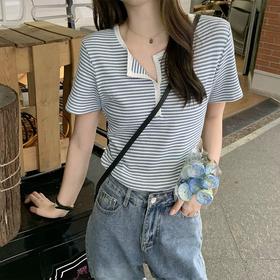 【百搭正肩条纹T恤】港风复古撞色条纹T恤，纽扣半开领设计，时尚百搭。紧身短袖上衣，展现女性迷人身材。夏季必备单品，让你时尚舒适。