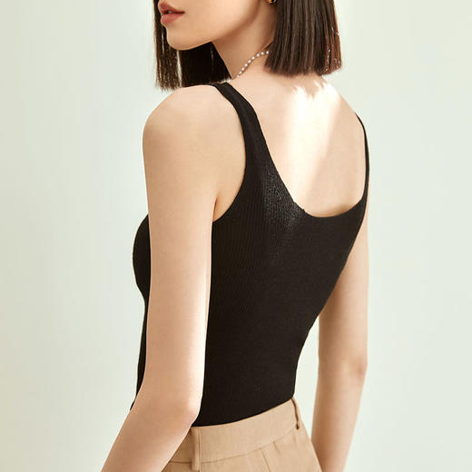 玳莎V领纯色针织背心秋季款女士时尚简约内搭修身吊带上衣  DC33001 商品图3