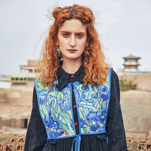 两三事梵高艺术时空要塞 2023秋季新款复古百搭绑带盘扣设计披肩 商品图1