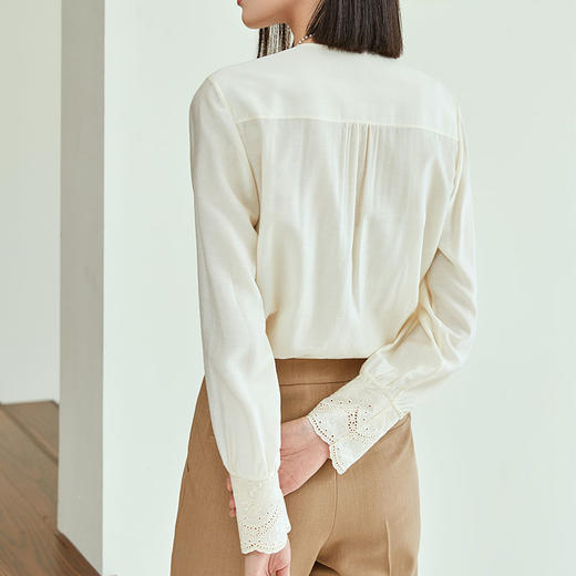 玳莎绣花气质V领衬衫女秋季新款宽松显瘦优雅别致长袖衬衣  DC31304 商品图3