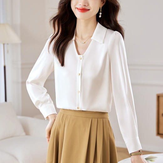 KQL645T8393 纯色缎面衬衫女设计感小众2023新款纯色修身v领内搭通勤职业衬 商品图1