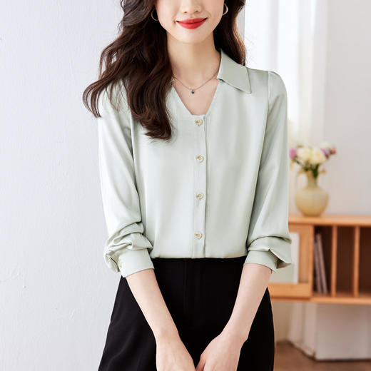 KQL645T8393 纯色缎面衬衫女设计感小众2023新款纯色修身v领内搭通勤职业衬 商品图2