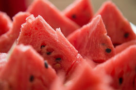 偶尔“吃瓜”好处多，但这些人最好少吃！