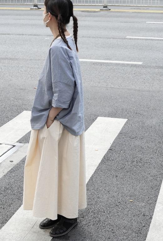 apuntob 米色圆领后开扣短袖连衣裙 商品图1