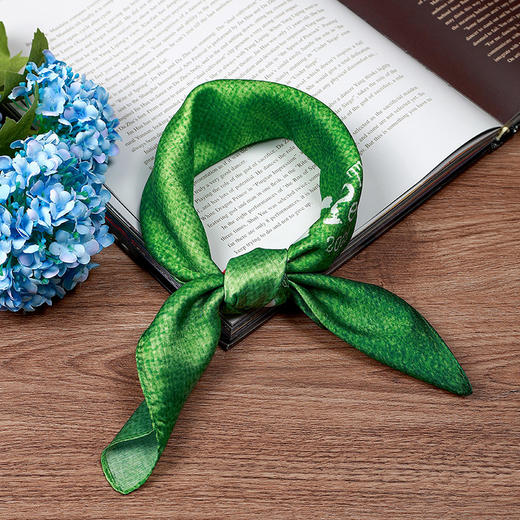 【粉丝福利款】孔雀系列-孔雀印花方巾 | 现货加急发 商品图5