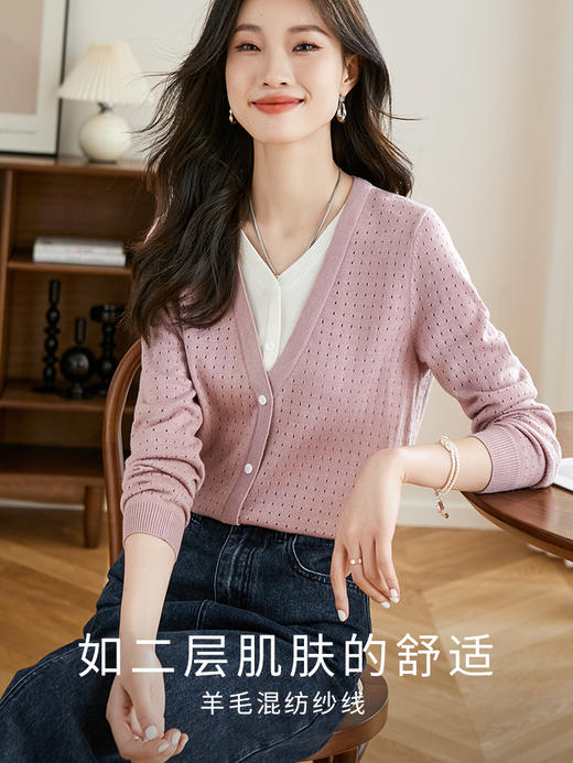 【年终特卖】熙世界V领拼接假两件针织上衣女2025早秋款休闲时尚长袖打底衫 商品图1