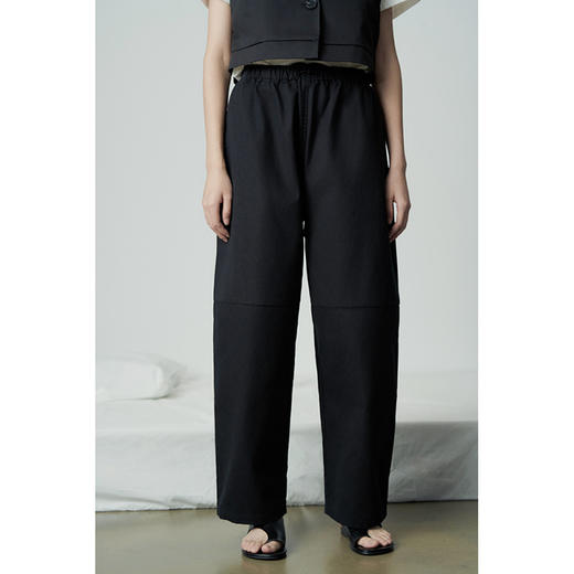 【388任选2件|不退换】UMILAB 休闲风挺括有型高密纯棉松紧腰抽绳设计九分裤女秋BP901N 商品图2