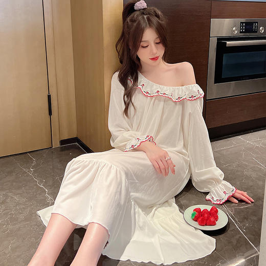 【甜美公主风❗️新款法式金丝绒睡裙】宫廷风的设计，柔软舒适质地，轻盈飘逸，曼妙动人，长袖女可外穿睡衣家居服，春秋季节皆可穿。 商品图1