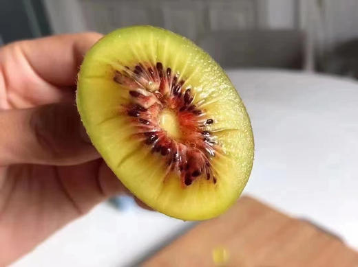 滇猴王红心猕猴桃果皮薄~果香浓郁~"维 C 之冠"表皮光滑无毛，翡翠色果肉里红心灿烂，口感一级棒果肉细嫩、香气浓郁、口感香甜， 16粒/箱 商品图0