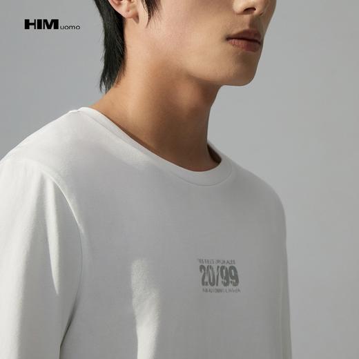 HIM漢崇 白色圆领内搭长袖T恤男百搭植绒印花休闲打底衫 2024秋季 商品图0