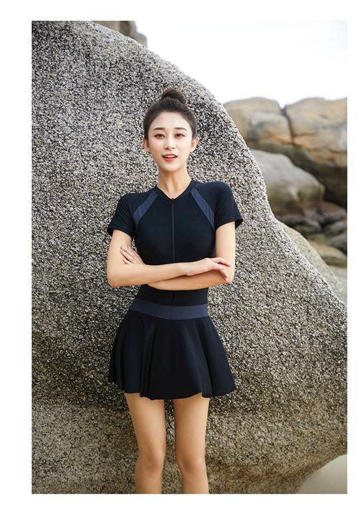 【美观舒适 保守大方得体！】精巧的连体泳衣，完美呈现女性的曲线美，优质面料舒适耐穿，时尚撞色设计让你在游泳池中毫不掉队。无论是冲浪、游泳还是走鱼跃，它都是你的随身伴侣！ 商品图3