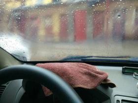 一下雨秒变瞎子！车玻璃上顽固的油膜如何去除？