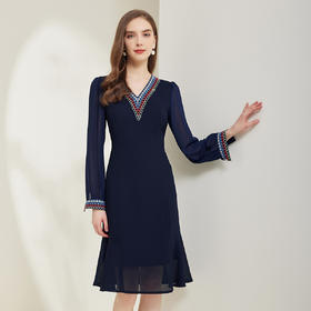 QE83C斯尔丽瑟俪2023秋季新款V领蕾丝绣花点缀领袖飘逸雪纺浪漫连衣裙