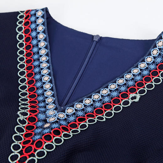 QE83C斯尔丽瑟俪2023秋季新款V领蕾丝绣花点缀领袖飘逸雪纺浪漫连衣裙 商品图4