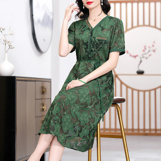 XT 88007-1莨纱浮雕式剪花连衣裙褶皱领精致衬肤色 商品图0