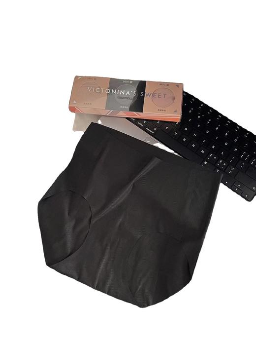 【上身裸感舒适！冰丝无痕果冻中高腰裤】新款精品3条无痕裸感装，舒适，隐形粉底液，薄如蝉翼轻薄透气柔软舒适，女士夏季超薄裸感速干面膜裤，中高腰女生内裤 商品图4