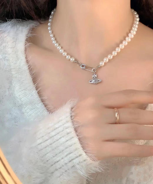 甜酷时髦 西太后 土星别针吊坠 8-8.5mm天然珍珠 短项链 商品图0