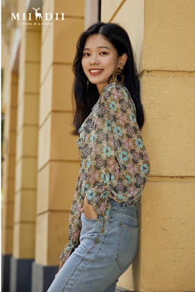 早秋已优雅从容开启，不张扬， 不刻意，为你撑开一片晴天