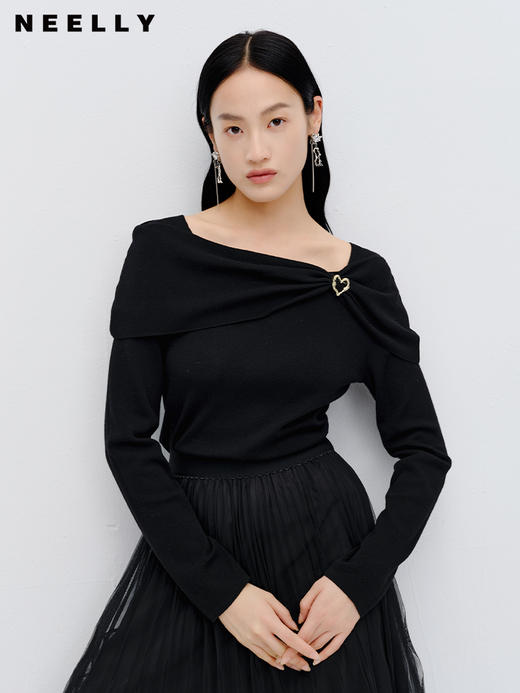 NEELLY纳俪商场同款黑色气质针织衫女2023秋新款设计感一字领上衣N23083A01141 商品图0
