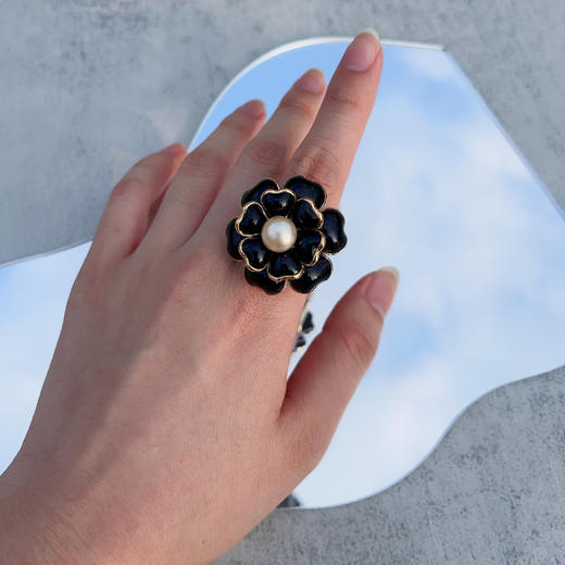 北京仓｜Gripoix Paris-Camelia-黑色琉璃 山茶花 珍珠 戒指［法国设计师］ 商品图1