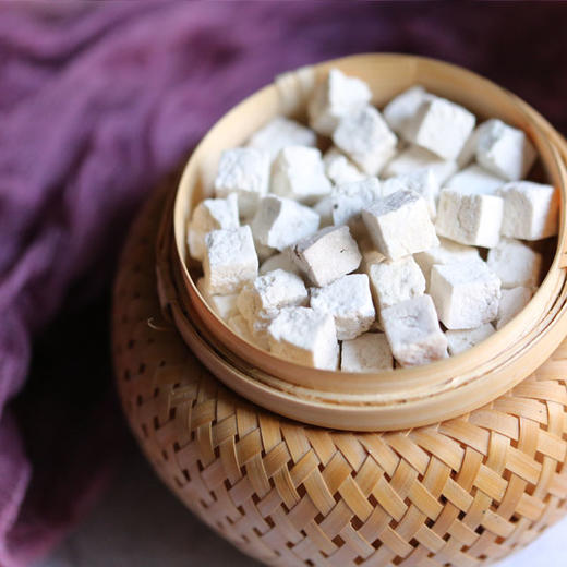 【云南茯苓（生切丁块）】深山峡谷里人工菌自然在松树生长1年左右，人工去皮切块，生切生晒，无添加淀粉，无漂白，无重磕，自然原色！ 商品图1