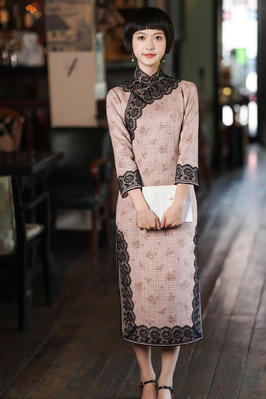 逸红颜明月优选#馆藏复刻款『粉蝶』民国风粉色麂皮绒蕾丝旗袍，穿越千年的富家小姐 商品图0