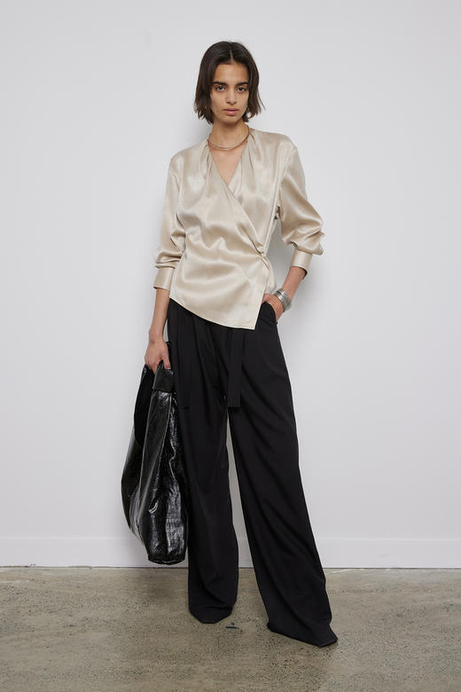 立体V领收腰缎面衬衣 商品图0