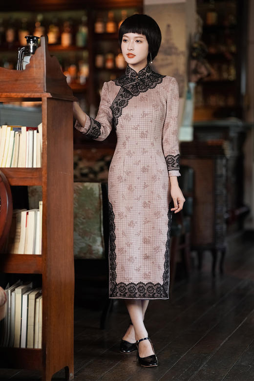 逸红颜明月优选#馆藏复刻款『粉蝶』民国风粉色麂皮绒蕾丝旗袍，穿越千年的富家小姐 商品图1