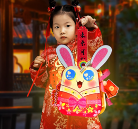 【在这个季节！让我们一起点亮童年的回忆】手提灯笼中式国潮复古卡通花灯发光，手提灯笼，散发着古老气息，通过发光和手工制作，打造出儿童爱的投影走马灯。