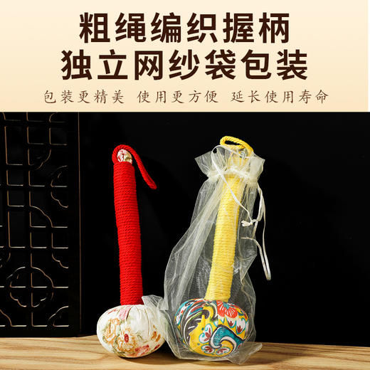 【按摩锤 手持艾草养生锤 家用背部按摩】 手工穴位经络，棉质锤头艾草植物填充软实一体，面点结合，轻松拍打，粗绳编织握柄独立网纱袋包装，包装更精美 使用更方便 延长使用寿命 商品图1