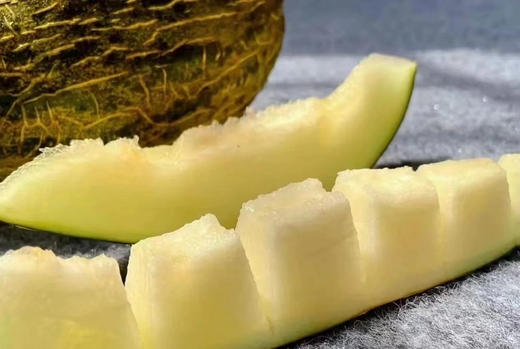 周六配送！我很丑但我甜，斗牛小瓜来啦
源自西班牙，纯正的贵族”血统”我有丑萌的外观也有丰富的口感，属于那种软糯的，没有渣，没有那种颗粒感，而且细细品的话，它有那种淡淡的牛奶的香味！一组1颗，约3.5斤 商品图0