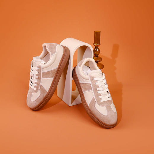 Safiya/索菲娅2023秋季新品潮流街头拼色休闲百搭软底德训鞋 SF33112069 商品图0