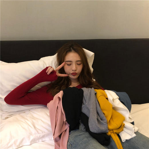 【常备的潮流套头毛衣女款！秋冬季的V领针织长袖紧身打底衫】上衣潮套头显瘦毛衣女修身显瘦，保暖舒适穿上显瘦显气质，搭配任何裤装皆适宜 商品图2