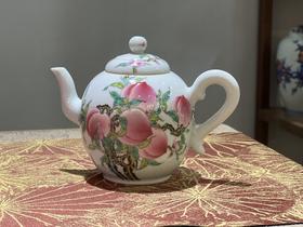 粉彩九桃壶